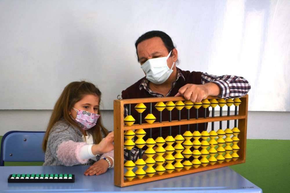 5 yaşındaki kız aritmetikle oyun oynuyor