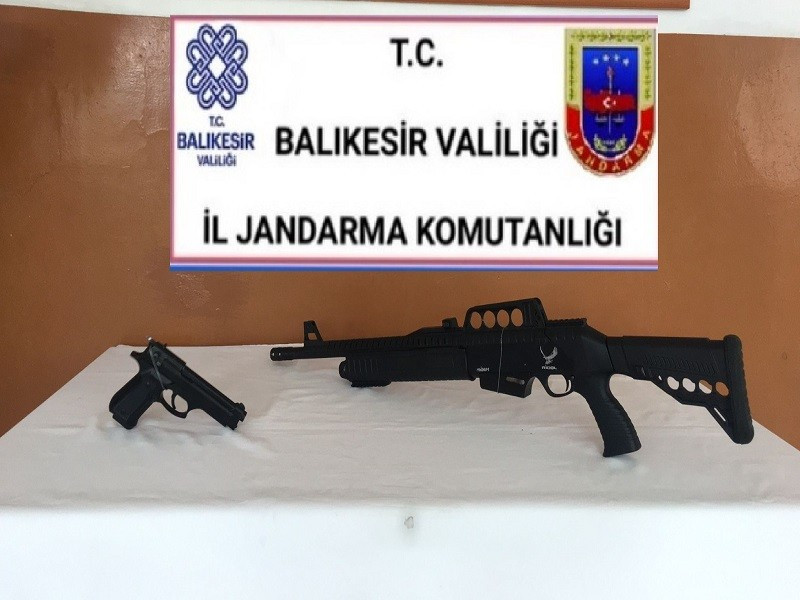 Balıkesir'de jandarma 13 aranan şahsa gözaltı