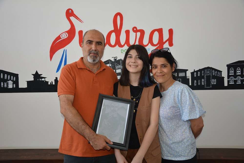 Karakalem resim yarışmasında Türkiye birincisi Sındırgı'dan