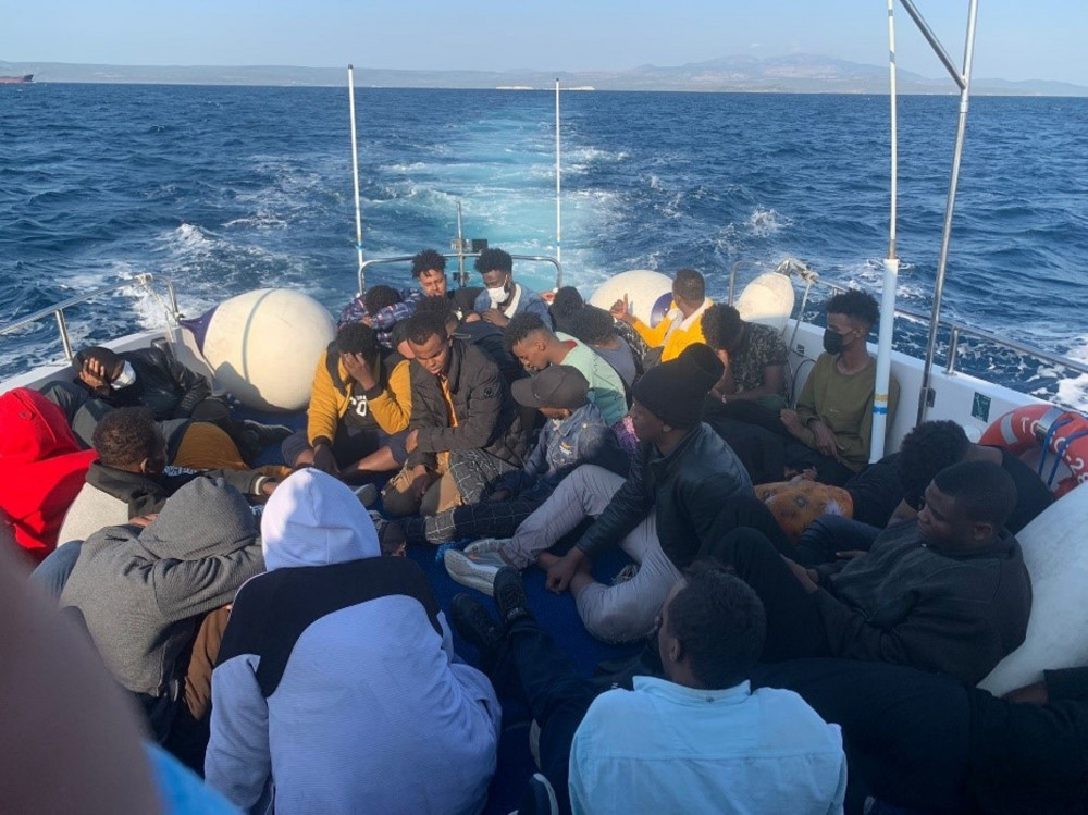 Ayvalık’ta 35 göçmen kurtarıldı