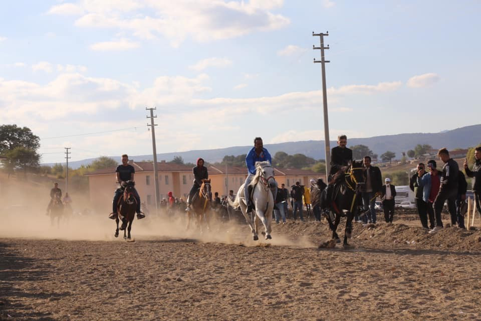 Rahvan at yarışları İvrindi’ye yakıştı