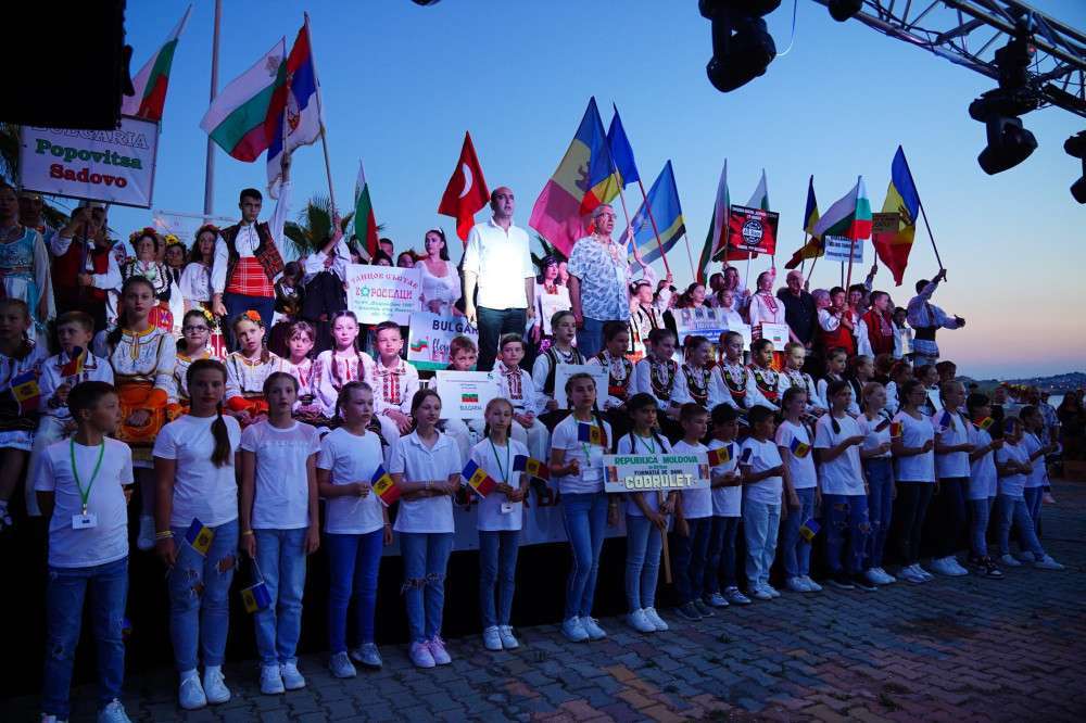 8. Ayvalık Halk Dansları Festivaline coşkulu veda 