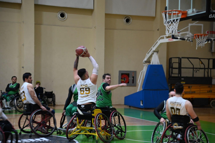 Tekerlekli sandalye basketbol takımı farklı kazandı