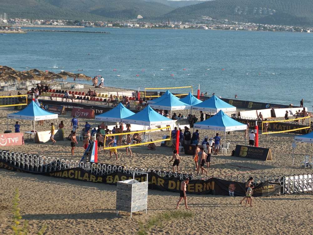 Balıkesir’de uluslararası plaj voleybolu başladı