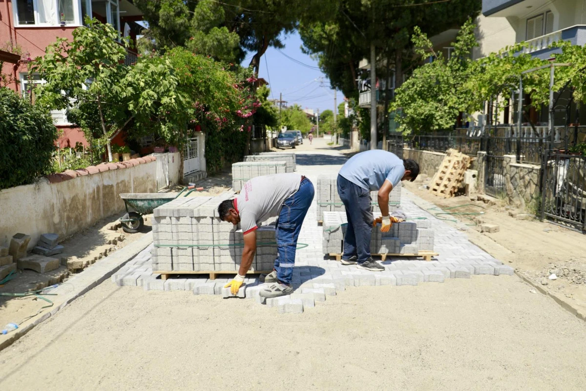 BURHANİYE&rsquo;DE YOL YAPIM, BAKIM VE ONARIM &Ccedil;ALIŞMALARI ARALIKSIZ DEVAM EDİYOR