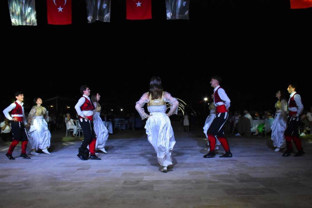 EDREMİT’TE BALKAN EZGİLERİYLE RUMELİ ŞENLİĞİ