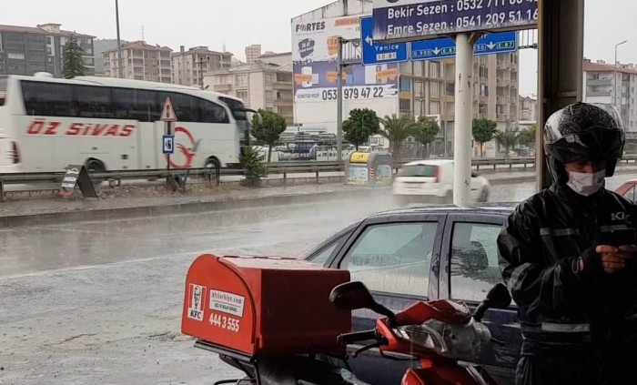 Edremit'te fırtına, dolu ve yağmur hayati felç etti